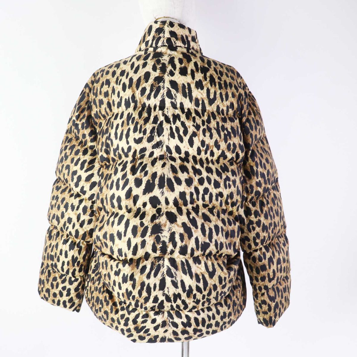 Solventia elegant leather Luxury Item top view