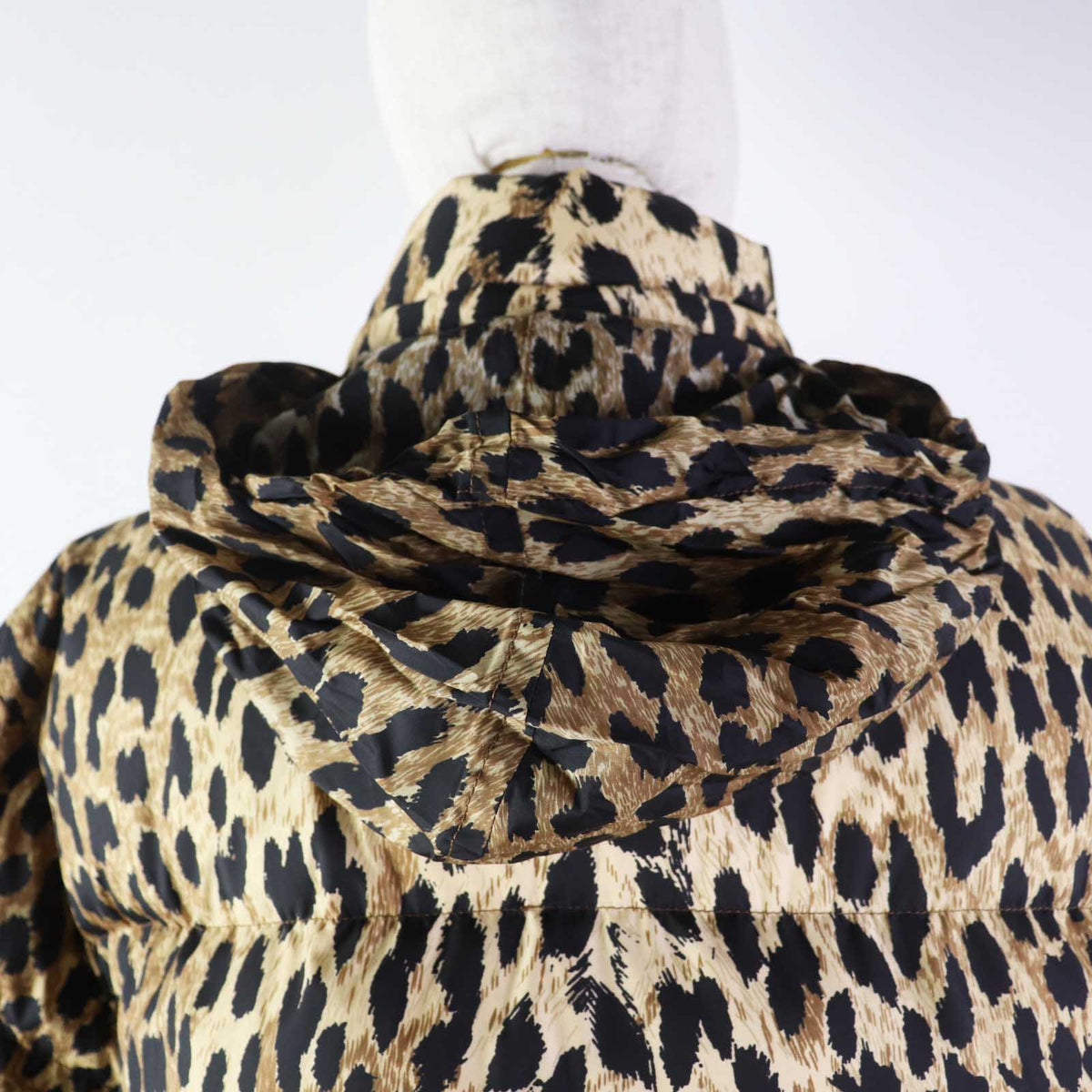 Solventia elegant leather Luxury Item top view