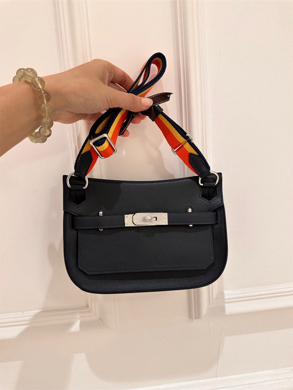  satchel close-up of hardware and finish