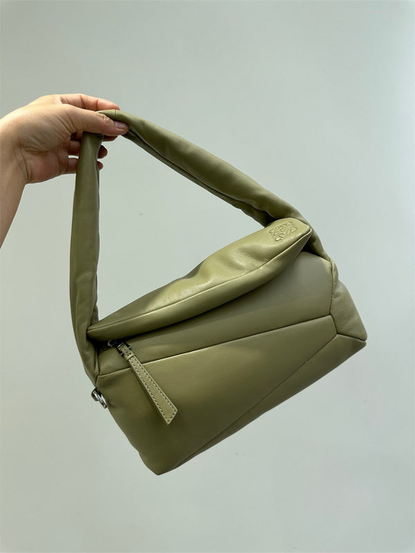 Ziva's Charm handbag – close-up view (28.5cm*14cm*10.2cm)