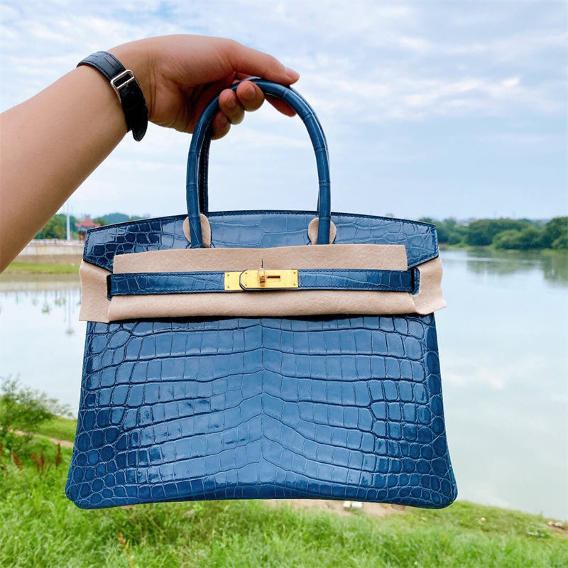  Modern carryall bag front view