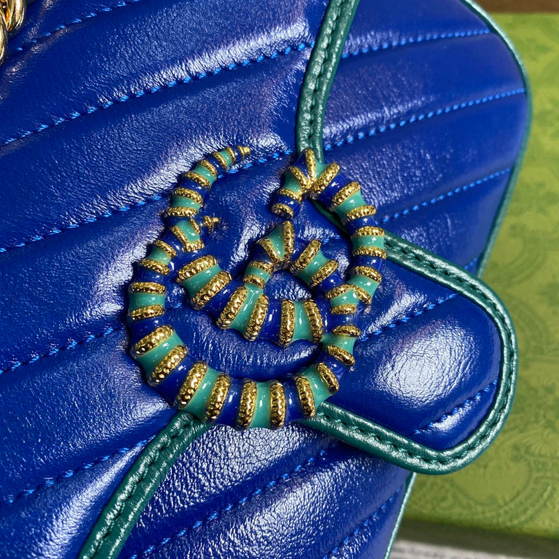 Handle and strap detail of chic statement women's handbag – women's everyday handbag