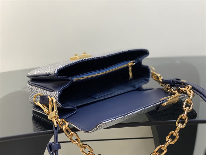  crossbody bag interior and compartment view 9