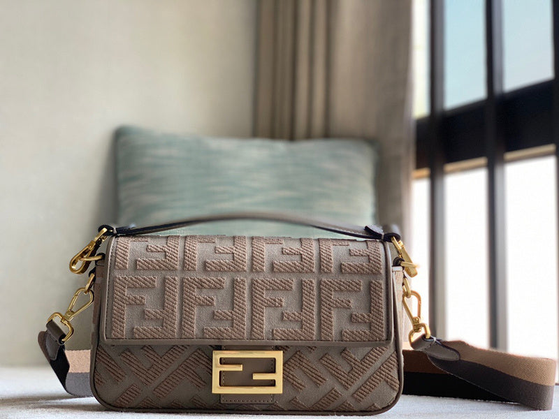 Ziva's Charm handbag – product shot (19cm*10cm*4cm)