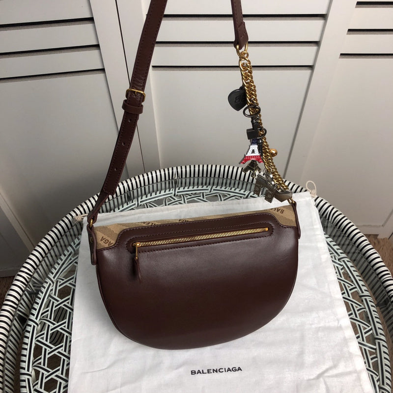 Handle and strap detail of sleek refined women's handbag – women's luxury handbag
