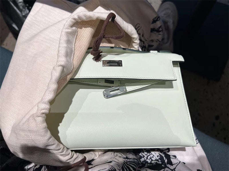  Curated carryall bag front view 7