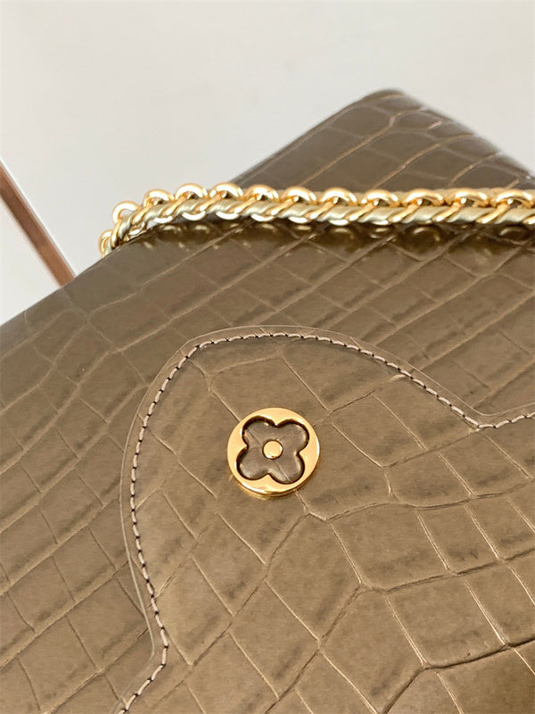  everyday structured bag detail view showing craftsmanship 26
