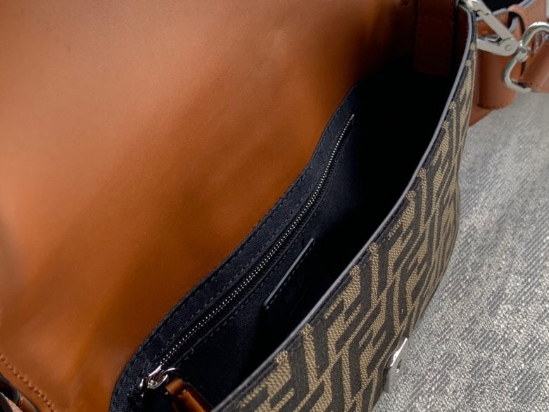 Ziva's Charm handbag – detail view (28cm*7cm*18cm)