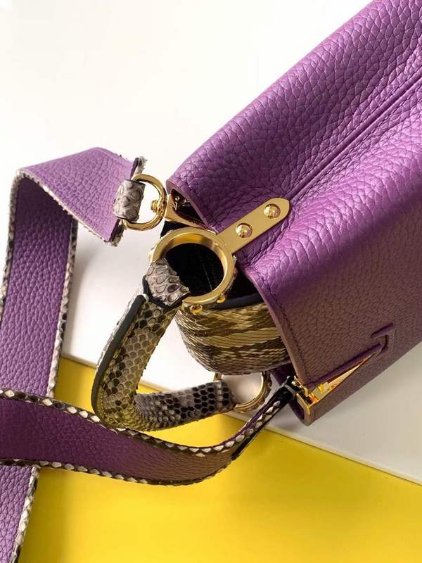 Handle and strap detail of statement premium women's handbag – women's premium purse