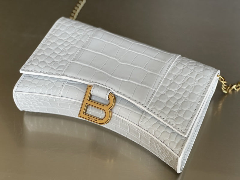 Zivas Charm Modern Minimalist Look Statement Handbag (Effortless Style Upgrade) – Detail View