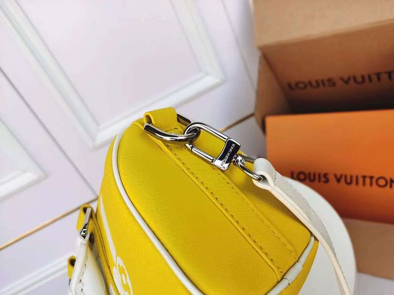Handle and strap detail of premium chic women's handbag – women's statement bag