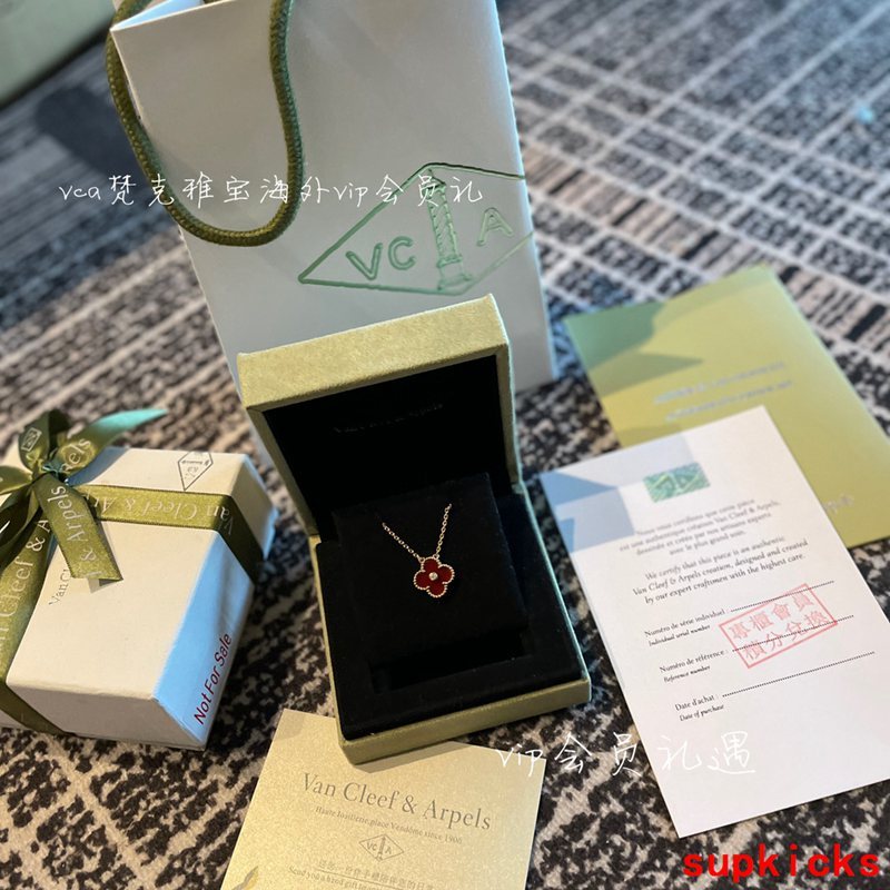 Front view of Van Cleef & Arpels unisex jewelry piece