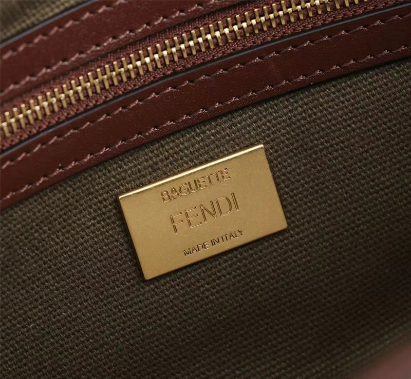 Ziva's Charm handbag – close-up view (Standard Size)