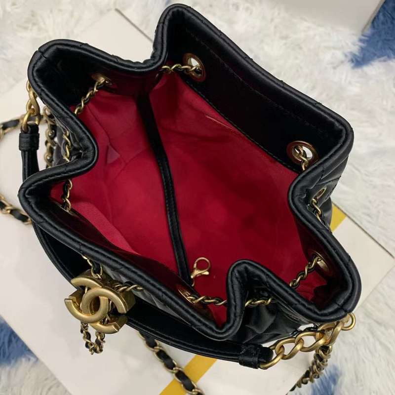Zivas Charm Sleek Silhouette Designer Handbag (Refined Modern Silhouette) – Close-Up Detail