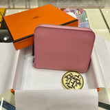 Side view of fluid structured handbag