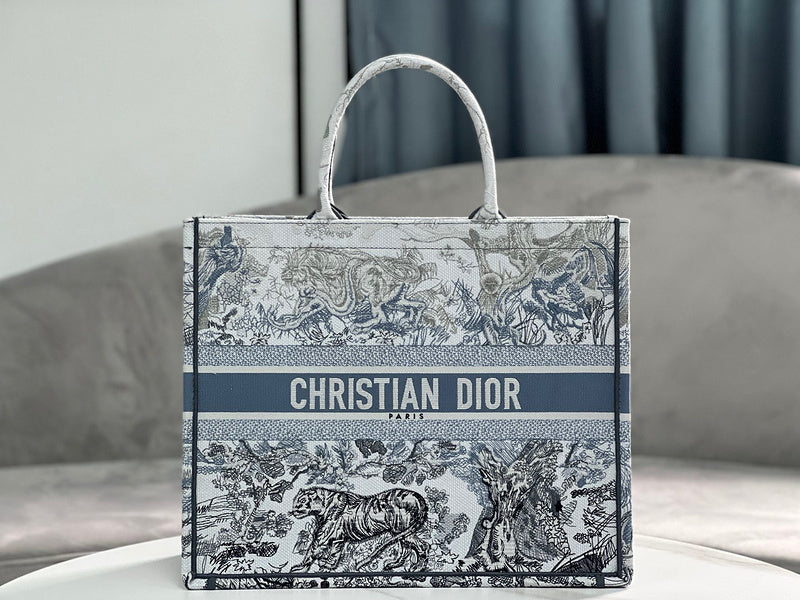 Close-up detail of structured chic women's handbag – women's premium purse