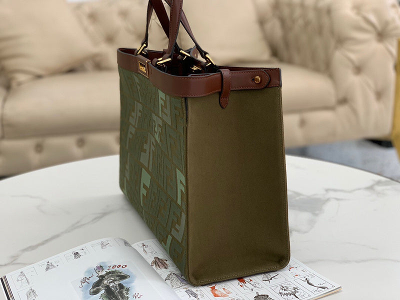 Ziva's Charm handbag – close-up view (41cm*30cm*16cm)