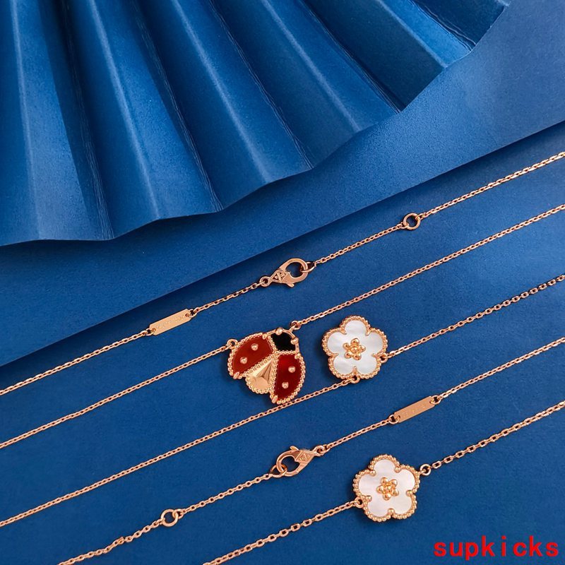 Front view of Van Cleef & Arpels unisex jewelry piece