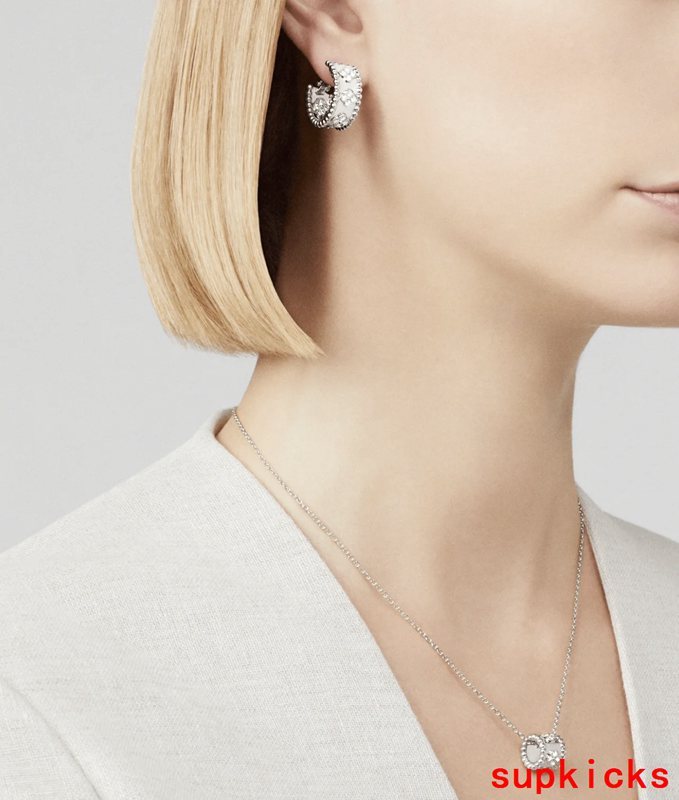 Full view of Van Cleef & Arpels unisex jewelry piece