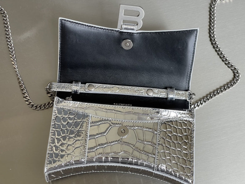 Zivas Charm Effortless Elegance Statement Handbag (Everyday Luxury Essential) – Close-Up Detail