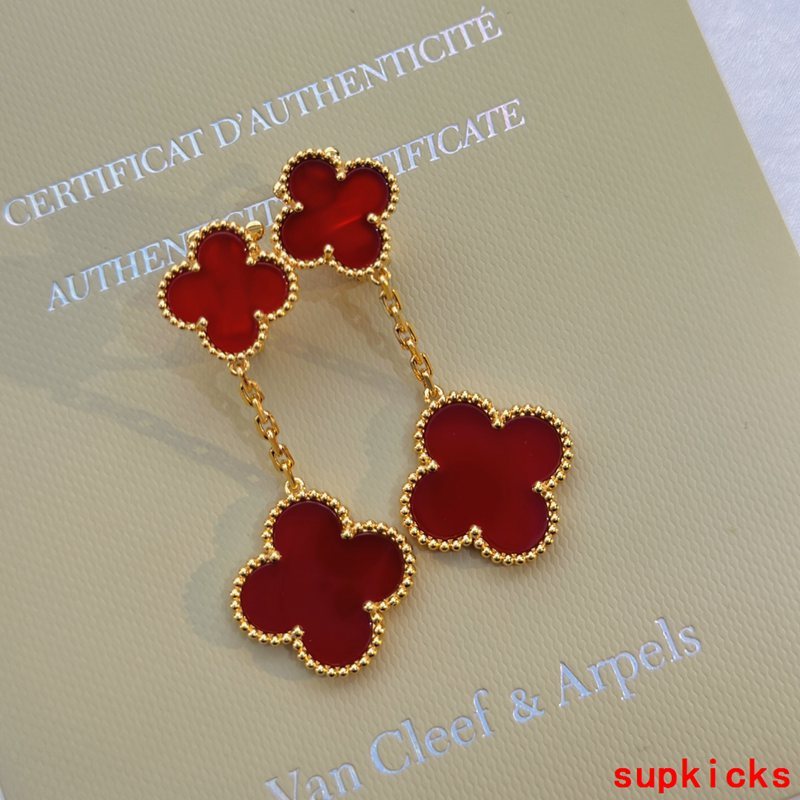 Full view of Van Cleef & Arpels unisex jewelry piece
