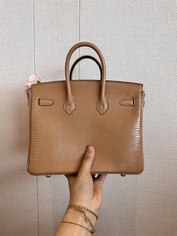  Elegant shoulder bag carried on shoulder 10