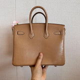  Elegant shoulder bag carried on shoulder 10