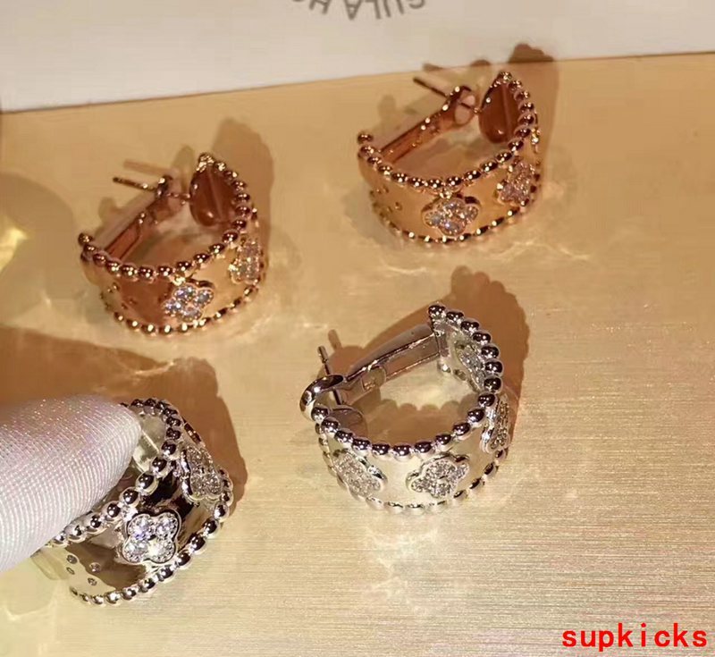 Front view of Van Cleef & Arpels unisex jewelry piece