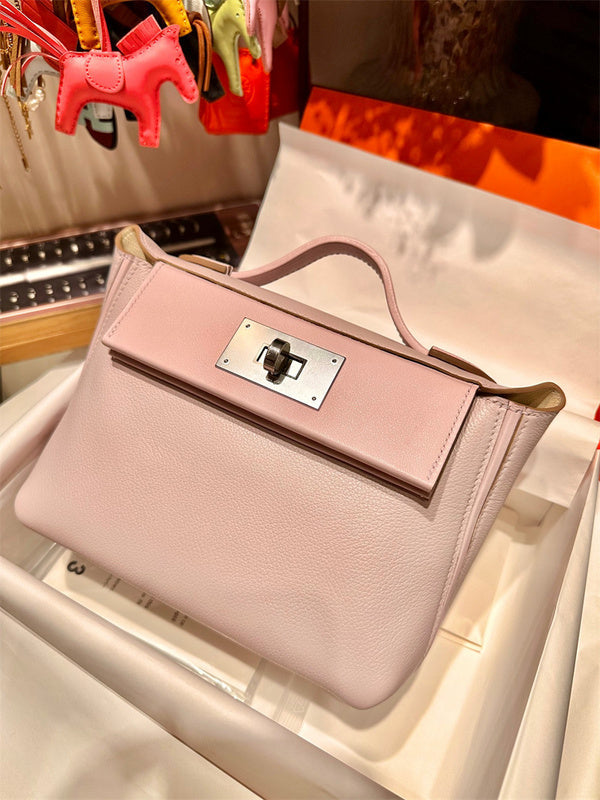  Refined everyday bag carried on shoulder 10