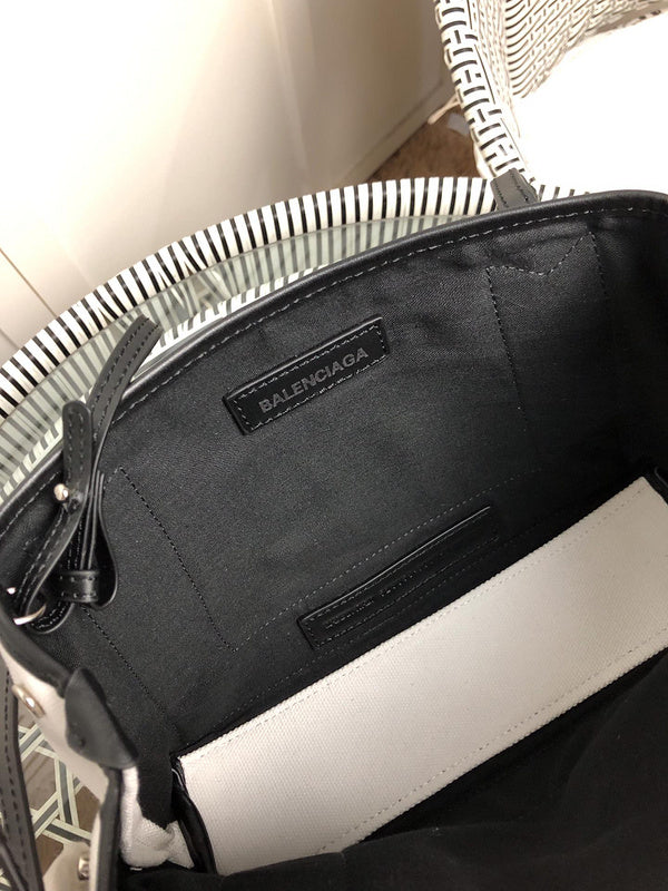 Close-up detail of everyday-luxe modern women's handbag – women's designer-style accessory