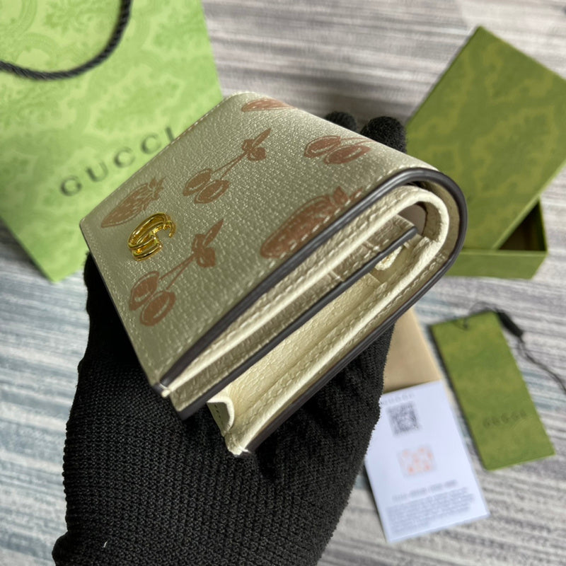 Styled lifestyle shot of sleek elevated women's handbag – women's everyday handbag