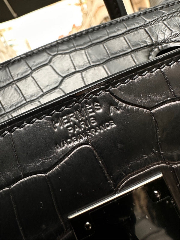  everyday bag close-up of hardware and finish