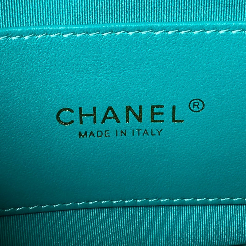 Ziva's Charm handbag – close-up view (one versatile size)