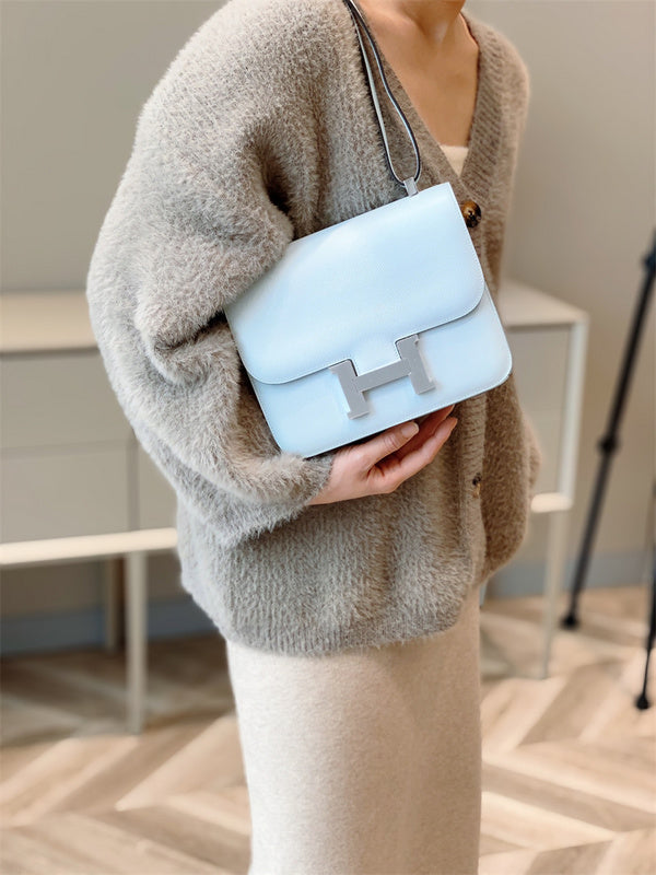 Side view of streamlined structured handbag