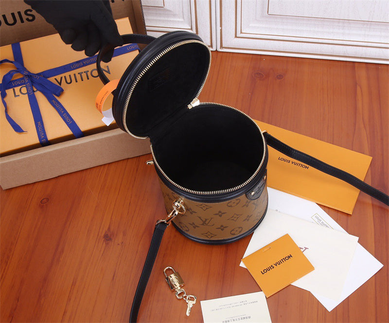  everyday bag interior and compartment view 9