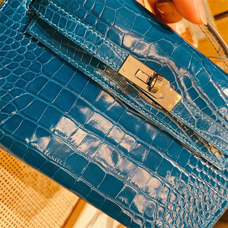  Refined shoulder bag carried on shoulder 22