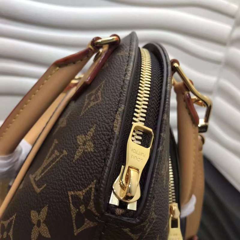Handle and strap detail of chic premium women's handbag – women's everyday handbag