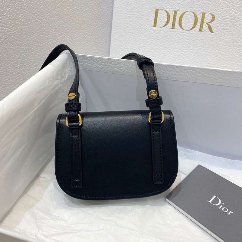 Handle and strap detail of statement structured women's handbag – women's designer-style accessory