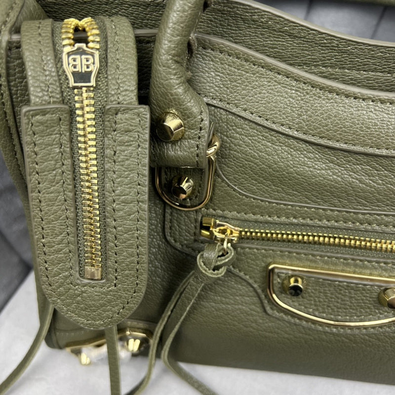 Zivas Charm Versatile Design Statement Handbag (Premium Everyday Carry) – Close-Up Detail