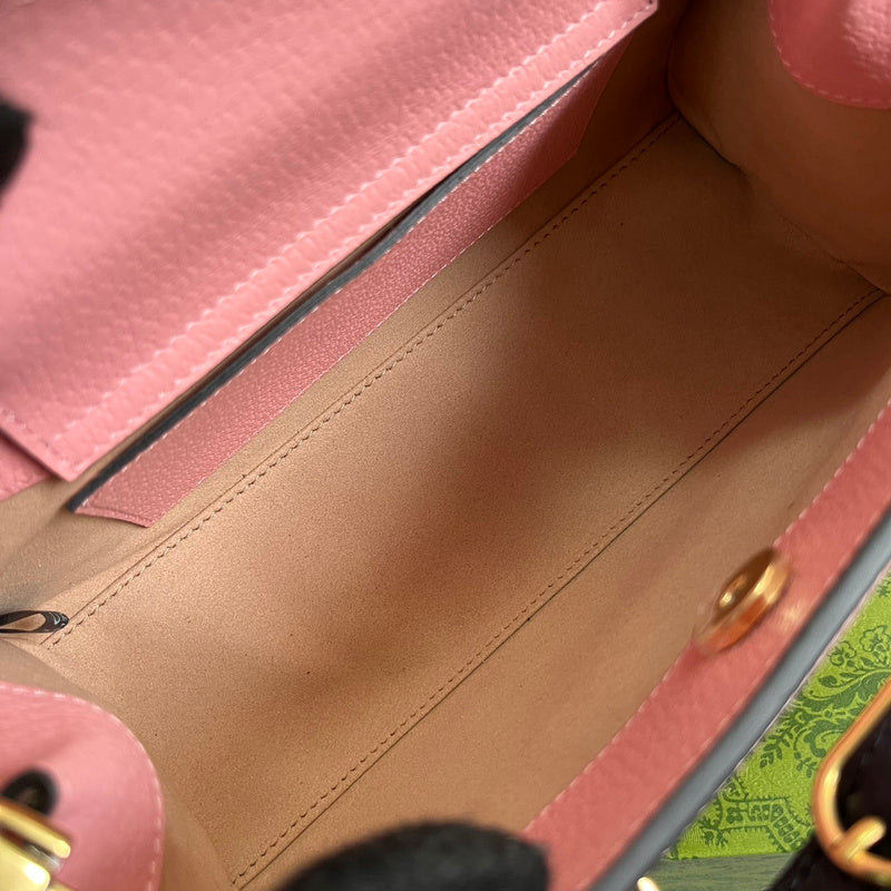 Side profile of chic sleek women's handbag – women's everyday handbag