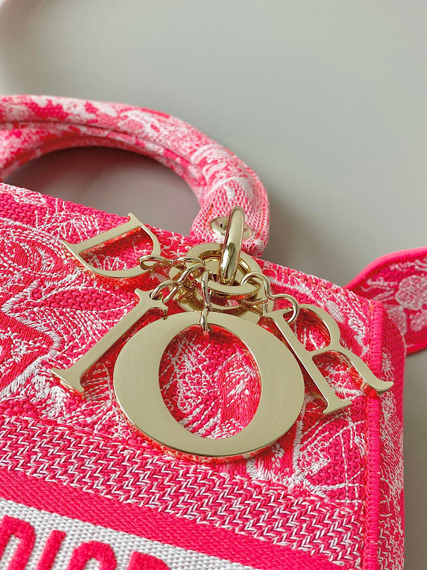 Side profile of refined sleek women's handbag – women's designer-style accessory