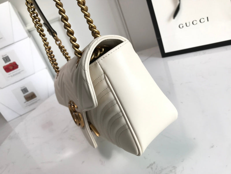 Handle and strap detail of everyday-luxe signature women's handbag – women's everyday handbag