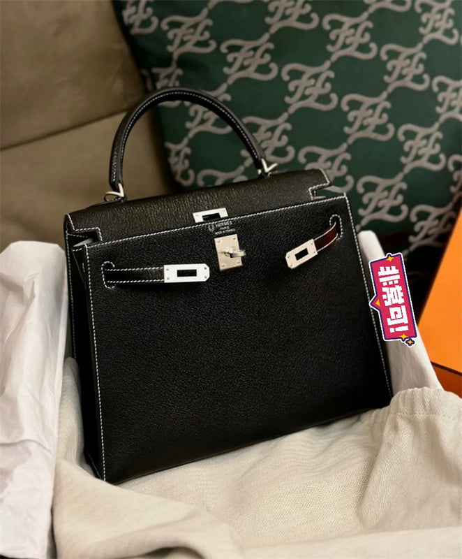  satchel interior and compartment view