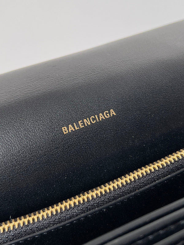 Zivas Charm Polished Finish Fashion Handbag (Contemporary Shape Language) – Close-Up Detail