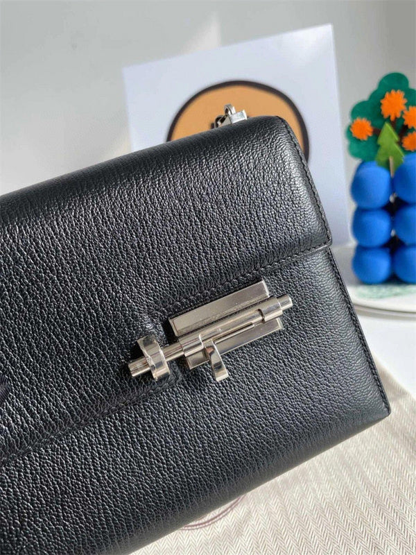  smart everyday bag detail view showing craftsmanship 14