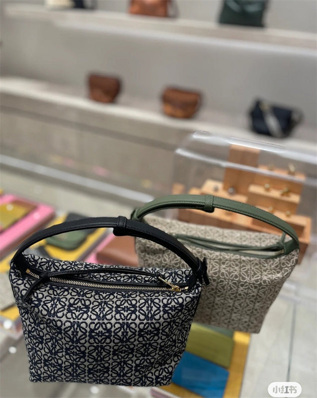 Ziva's Charm handbag – interior view (21cm*17cm*12.5cm)