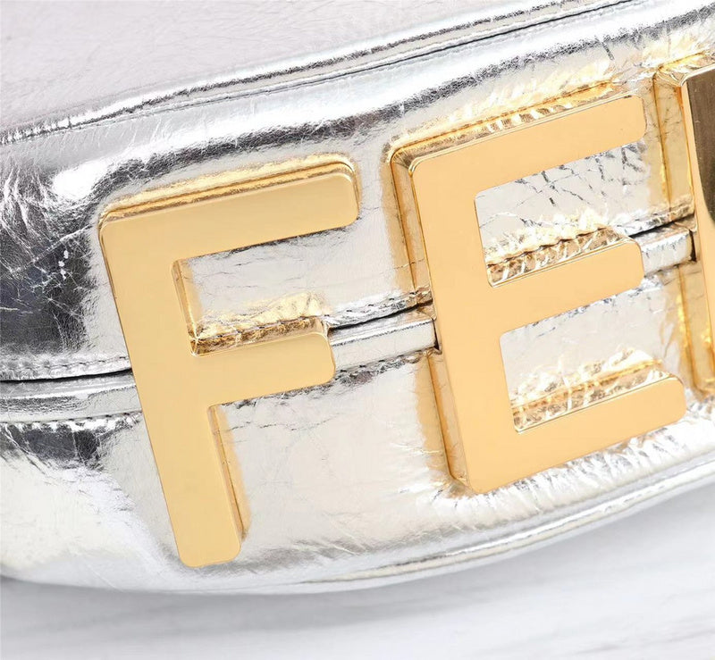 Ziva's Charm handbag – close-up view (Standard Size)