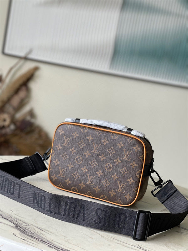  Essential handbag carried on shoulder
