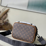  Essential handbag carried on shoulder
