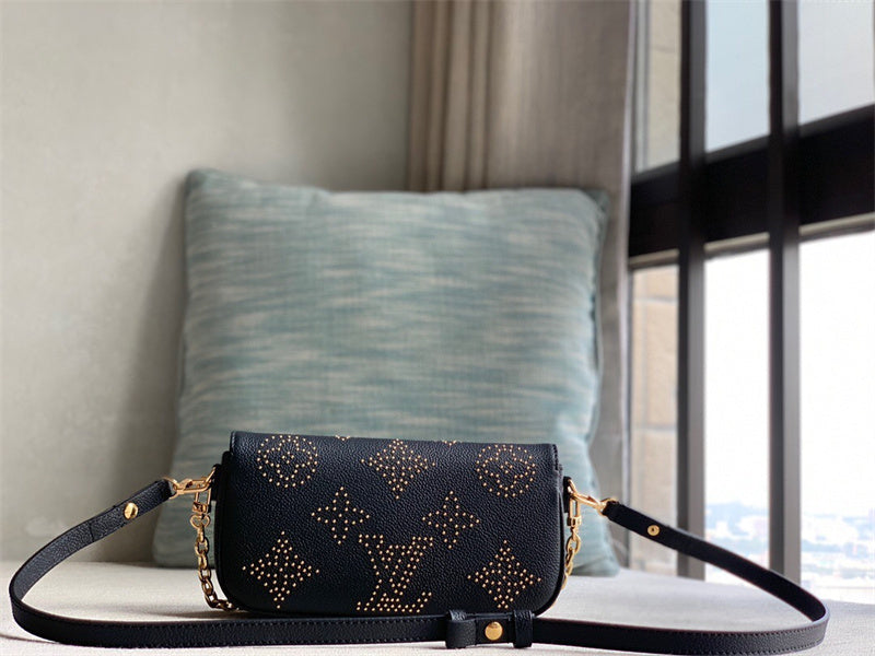  crossbody bag interior and compartment view
